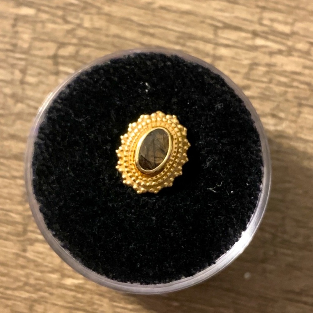 COPY - 14g threaded YG end with Zawadi sapphire